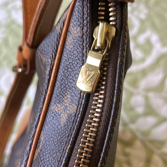 Louis Vuitton Monogram Shoulder Bag. EUC - Picture 9 of 11